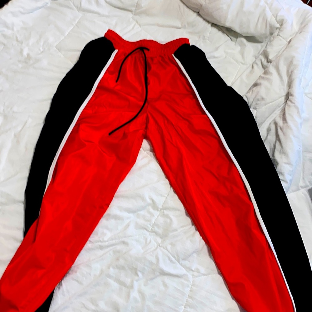 Hi I’m selling these cute baggy pants,will totally bring out the cool side of u!